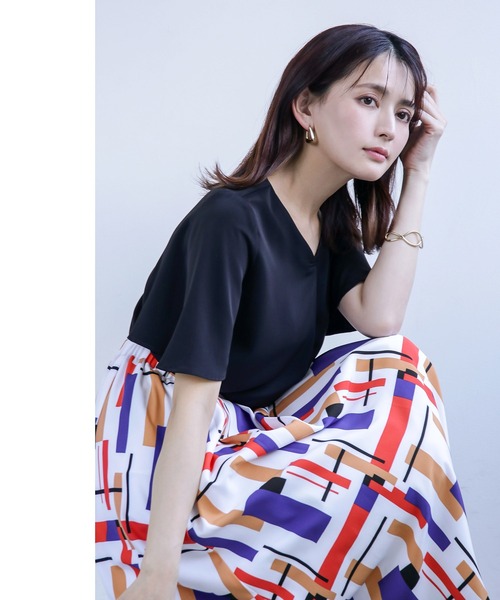 WHITE JOOLA（ホワイトジョーラ）の「春夏セットアップ【手洗いOK！いつものコーデを一新！】裾配色プリントフレアースカート＆フレアー半袖とろみブラウス2点セット（スーツセット・レディース・ブラック/ブルー・S/M/L）」の10枚目の写真