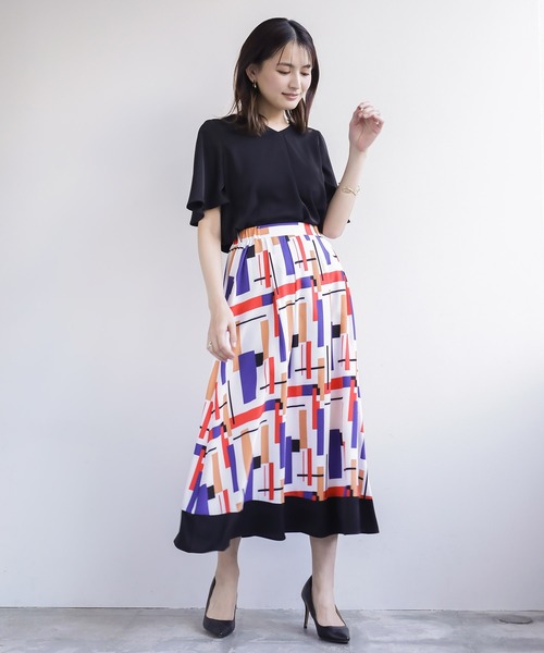 WHITE JOOLA（ホワイトジョーラ）の「春夏セットアップ【手洗いOK！いつものコーデを一新！】裾配色プリントフレアースカート＆フレアー半袖とろみブラウス2点セット（スーツセット・レディース・ブラック/ブルー・S/M/L）」の11枚目の写真