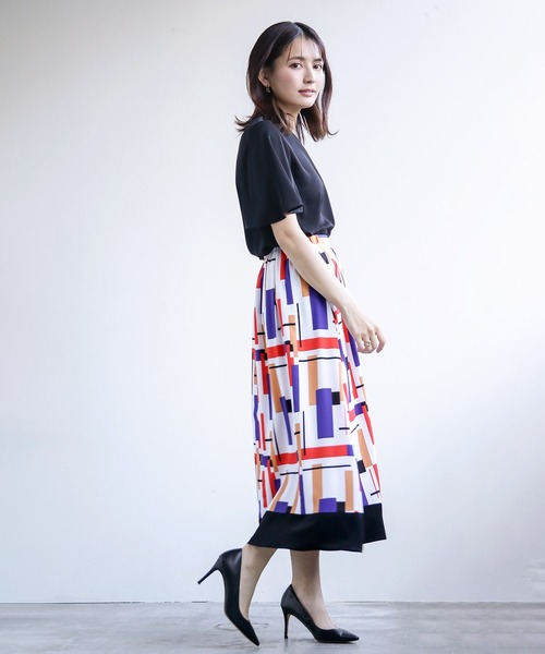 WHITE JOOLA（ホワイトジョーラ）の「春夏セットアップ【手洗いOK！いつものコーデを一新！】裾配色プリントフレアースカート＆フレアー半袖とろみブラウス2点セット（スーツセット・レディース・ブラック/ブルー・S/M/L）」の12枚目の写真