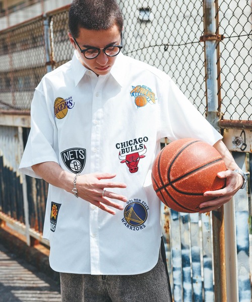 NBA(エヌビーエー)の「【NBA】別注/チームロゴワッペン/オーバーサイズシャツ(シャツ/ブラウス・メンズ・ホワイト/ストライプ・LARGE/MEDIUM)」の1枚目の写真