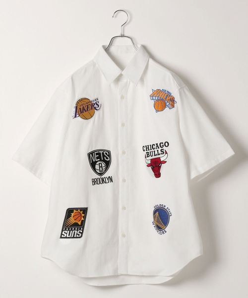 NBA(エヌビーエー)の「【NBA】別注/チームロゴワッペン/オーバーサイズシャツ(シャツ/ブラウス・メンズ・ホワイト/ストライプ・LARGE/MEDIUM)」の3枚目の写真