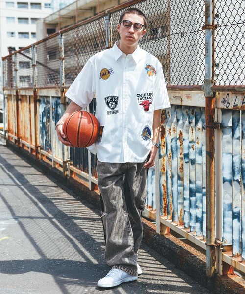 NBA(エヌビーエー)の「【NBA】別注/チームロゴワッペン/オーバーサイズシャツ(シャツ/ブラウス・メンズ・ホワイト/ストライプ・LARGE/MEDIUM)」の5枚目の写真