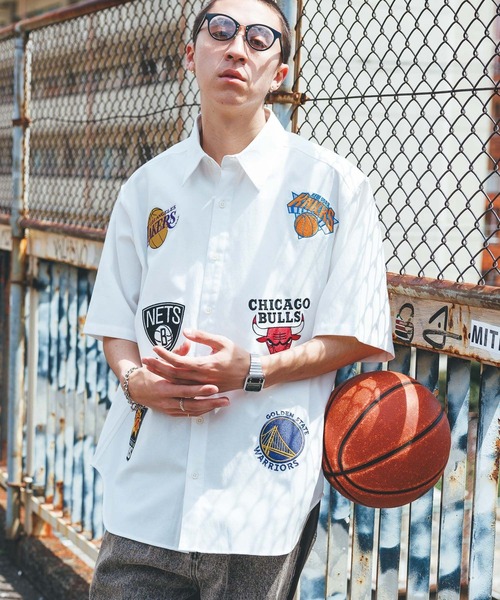 NBA(エヌビーエー)の「【NBA】別注/チームロゴワッペン/オーバーサイズシャツ(シャツ/ブラウス・メンズ・ホワイト/ストライプ・LARGE/MEDIUM)」の6枚目の写真