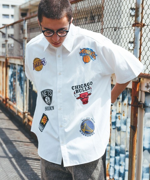 NBA(エヌビーエー)の「【NBA】別注/チームロゴワッペン/オーバーサイズシャツ(シャツ/ブラウス・メンズ・ホワイト/ストライプ・LARGE/MEDIUM)」の7枚目の写真