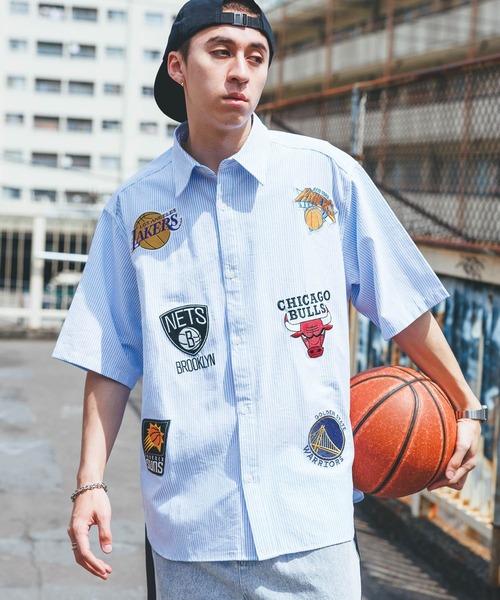 NBA(エヌビーエー)の「【NBA】別注/チームロゴワッペン/オーバーサイズシャツ(シャツ/ブラウス・メンズ・ホワイト/ストライプ・LARGE/MEDIUM)」の9枚目の写真