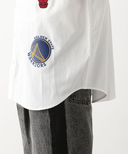 NBA(エヌビーエー)の「【NBA】別注/チームロゴワッペン/オーバーサイズシャツ(シャツ/ブラウス・メンズ・ホワイト/ストライプ・LARGE/MEDIUM)」の15枚目の写真