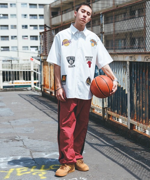 NBA(エヌビーエー)の「【NBA】別注/チームロゴワッペン/オーバーサイズシャツ(シャツ/ブラウス・メンズ・ホワイト/ストライプ・LARGE/MEDIUM)」の20枚目の写真