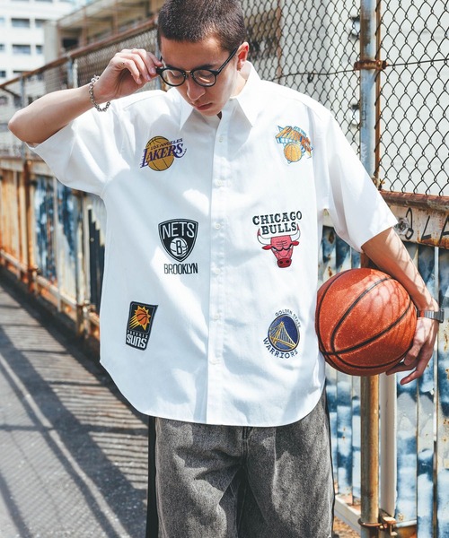 NBA(エヌビーエー)の「【NBA】別注/チームロゴワッペン/オーバーサイズシャツ(シャツ/ブラウス・メンズ・ホワイト/ストライプ・LARGE/MEDIUM)」の22枚目の写真