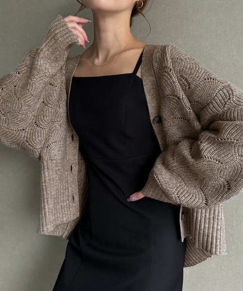 JUNOAH（ジュノア）の「透かし柄Vネックニットカーディガン（カーディガン/ボレロ・レディース・ブラック/グレイッシュベージュ/杢グレー・FREE）」の3枚目の写真