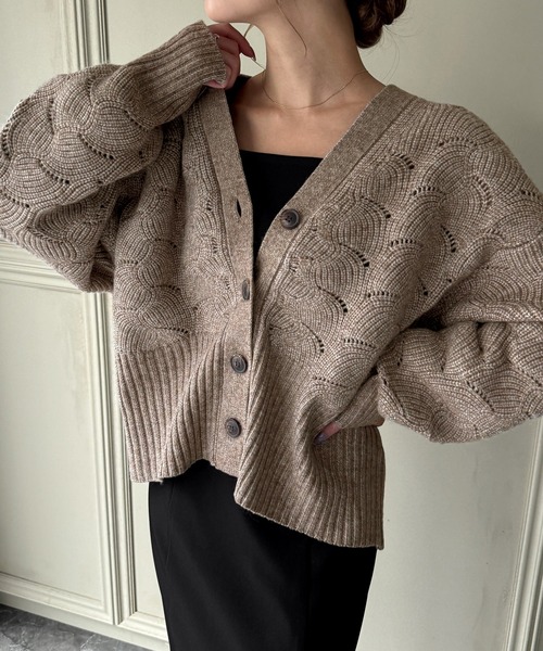 JUNOAH（ジュノア）の「透かし柄Vネックニットカーディガン（カーディガン/ボレロ・レディース・ブラック/グレイッシュベージュ/杢グレー・FREE）」の14枚目の写真