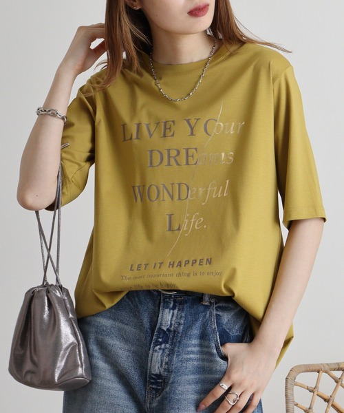 EGLANTINE(エグランティーヌ)の「Eglantine 英字プリントTシャツ(Tシャツ/カットソー・レディース・キャメル/ピンク/マスタード/オフホワイト/ブラック/ネイビー・40)」の4枚目の写真