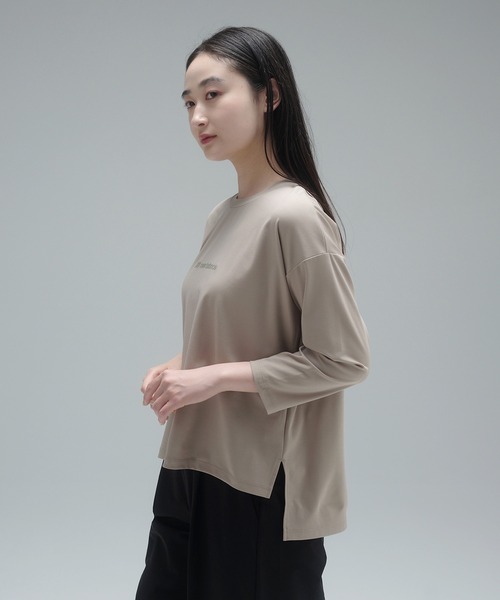NEW BALANCE(ニューバランス)の「MET24 Bracelet Sleeve Pullover(Tシャツ/カットソー・レディース・ブラック/ライトベージュ/インディゴブルー・LARGE/MEDIUM/SMALL)」の14枚目の写真