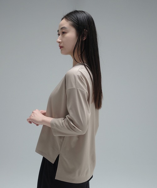 NEW BALANCE(ニューバランス)の「MET24 Bracelet Sleeve Pullover(Tシャツ/カットソー・レディース・ブラック/ライトベージュ/インディゴブルー・LARGE/MEDIUM/SMALL)」の15枚目の写真