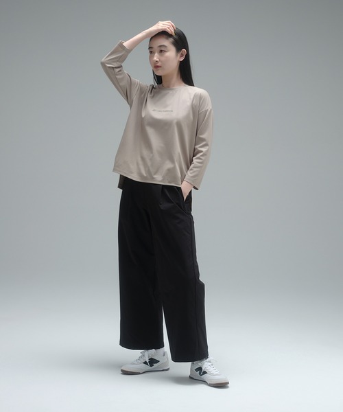 NEW BALANCE(ニューバランス)の「MET24 Bracelet Sleeve Pullover(Tシャツ/カットソー・レディース・ブラック/ライトベージュ/インディゴブルー・LARGE/MEDIUM/SMALL)」の16枚目の写真