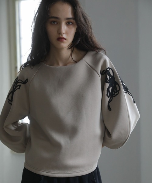 ESCAR（エスカー）の「■ESCAR　リボンコード刺繍プルオーバー（Tシャツ/カットソー・レディース・チャコールグレー/ベージュ・FREE）」の2枚目の写真