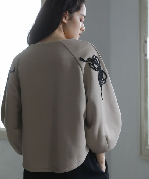 ESCAR（エスカー）の「■ESCAR　リボンコード刺繍プルオーバー（Tシャツ/カットソー・レディース・チャコールグレー/ベージュ・FREE）」の11枚目の写真