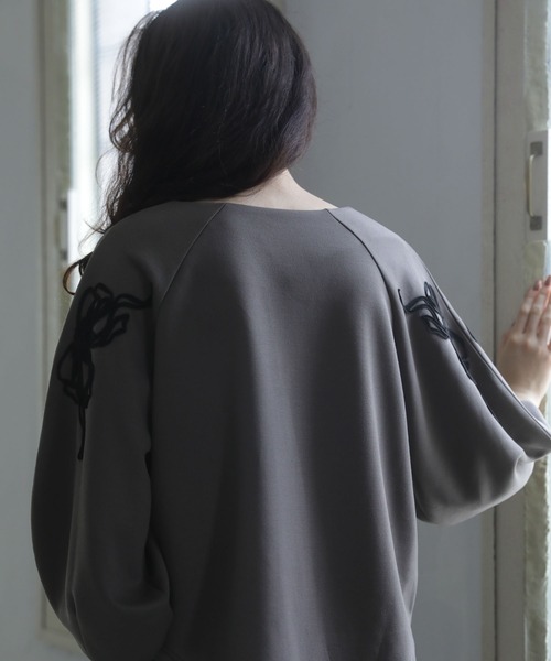 ESCAR（エスカー）の「■ESCAR　リボンコード刺繍プルオーバー（Tシャツ/カットソー・レディース・チャコールグレー/ベージュ・FREE）」の5枚目の写真