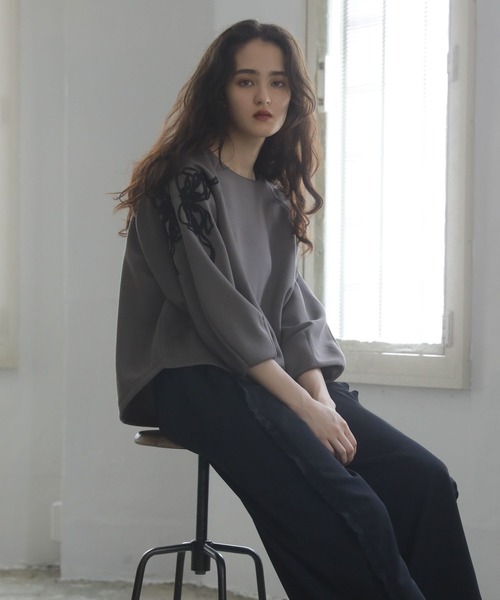 ESCAR（エスカー）の「■ESCAR　リボンコード刺繍プルオーバー（Tシャツ/カットソー・レディース・チャコールグレー/ベージュ・FREE）」の7枚目の写真