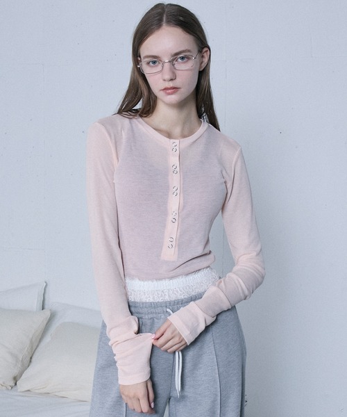 le ELMi（ルエルミ）の「Double snap sheer long henley tee / ダブルスナップ ロングヘンリーシアーリブカットソー（Tシャツ/カットソー・レディース・チャコールグレー/ライトイエロー/ブラック/ピンク・FREE）」の4枚目の写真