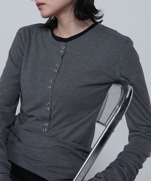 le ELMi（ルエルミ）の「Double snap sheer long henley tee / ダブルスナップ ロングヘンリーシアーリブカットソー（Tシャツ/カットソー・レディース・チャコールグレー/ライトイエロー/ブラック/ピンク・FREE）」の3枚目の写真