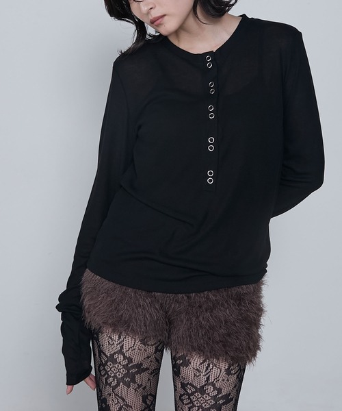 le ELMi（ルエルミ）の「Double snap sheer long henley tee / ダブルスナップ ロングヘンリーシアーリブカットソー（Tシャツ/カットソー・レディース・チャコールグレー/ライトイエロー/ブラック/ピンク・FREE）」の2枚目の写真