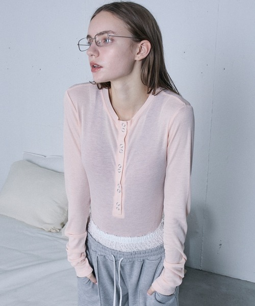 le ELMi（ルエルミ）の「Double snap sheer long henley tee / ダブルスナップ ロングヘンリーシアーリブカットソー（Tシャツ/カットソー・レディース・チャコールグレー/ライトイエロー/ブラック/ピンク・FREE）」の18枚目の写真