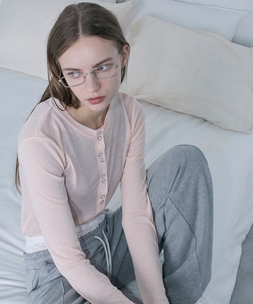 le ELMi（ルエルミ）の「Double snap sheer long henley tee / ダブルスナップ ロングヘンリーシアーリブカットソー（Tシャツ/カットソー・レディース・チャコールグレー/ライトイエロー/ブラック/ピンク・FREE）」の19枚目の写真