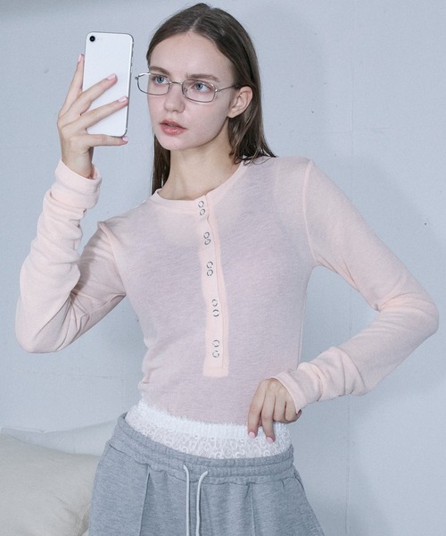 le ELMi（ルエルミ）の「Double snap sheer long henley tee / ダブルスナップ ロングヘンリーシアーリブカットソー（Tシャツ/カットソー・レディース・チャコールグレー/ライトイエロー/ブラック/ピンク・FREE）」の20枚目の写真