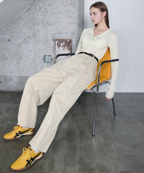 le ELMi（ルエルミ）の「Double snap sheer long henley tee / ダブルスナップ ロングヘンリーシアーリブカットソー（Tシャツ/カットソー・レディース・チャコールグレー/ライトイエロー/ブラック/ピンク・FREE）」の13枚目の写真