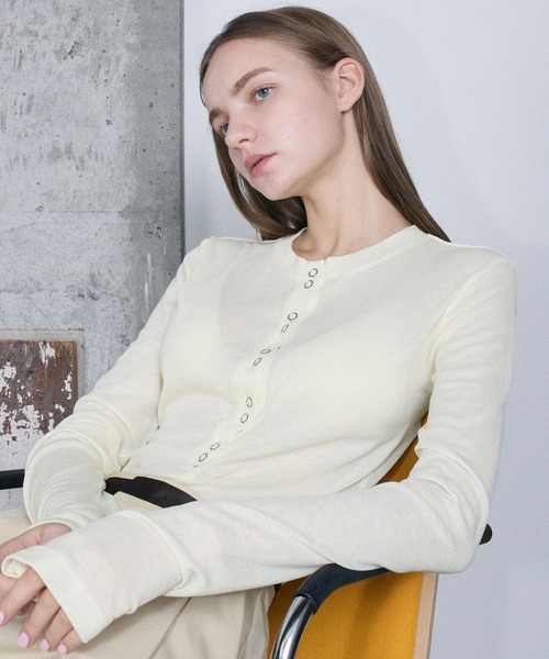 le ELMi（ルエルミ）の「Double snap sheer long henley tee / ダブルスナップ ロングヘンリーシアーリブカットソー（Tシャツ/カットソー・レディース・チャコールグレー/ライトイエロー/ブラック/ピンク・FREE）」の9枚目の写真