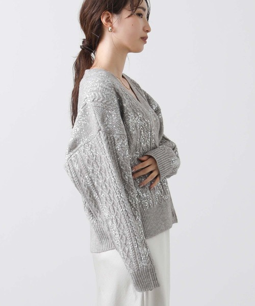 Gready Brilliant（グレディブリリアン）の「箔プリントケーブルVネックカーディガン（カーディガン/ボレロ・レディース・グレイッシュベージュ/アイボリー・FREE）」の9枚目の写真