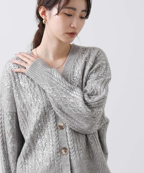 Gready Brilliant（グレディブリリアン）の「箔プリントケーブルVネックカーディガン（カーディガン/ボレロ・レディース・グレイッシュベージュ/アイボリー・FREE）」の12枚目の写真