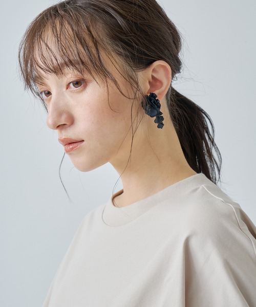 「WHYTO. / ホワイト」 ASYMMETRY FLOWER EARRINGS（イヤリング）｜WHYTO.（ホワイト）