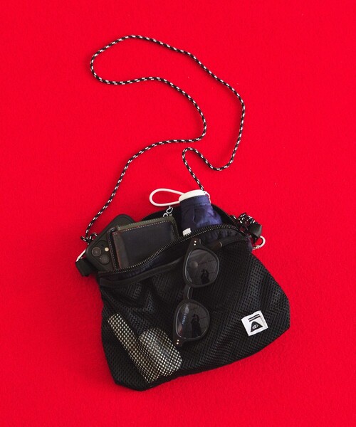 FREAK'S STORE(フリークスストア)の「POLeR × FREAK'S STORE/ポーラー × フリークスストア 別注 STUFFABLE POUCH スタッファブルポーチ サコッシュ(ショルダーバッグ・メンズ・グレー/ブラック・ONE SIZE)」の2枚目の写真