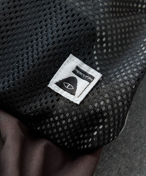 FREAK'S STORE(フリークスストア)の「POLeR × FREAK'S STORE/ポーラー × フリークスストア 別注 STUFFABLE POUCH スタッファブルポーチ サコッシュ(ショルダーバッグ・メンズ・グレー/ブラック・ONE SIZE)」の5枚目の写真