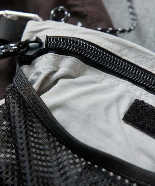FREAK'S STORE(フリークスストア)の「POLeR × FREAK'S STORE/ポーラー × フリークスストア 別注 STUFFABLE POUCH スタッファブルポーチ サコッシュ(ショルダーバッグ・メンズ・グレー/ブラック・ONE SIZE)」の9枚目の写真