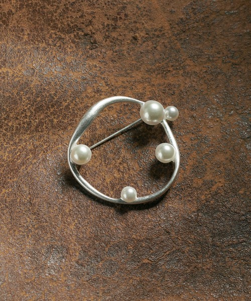 GOLDY(ゴールディ)の「ランダム パール サークル ブローチ(ブローチ/コサージュ・レディース・ゴールド/シルバー/ゴールド系その他/シルバー系その他・FREE)」の3枚目の写真