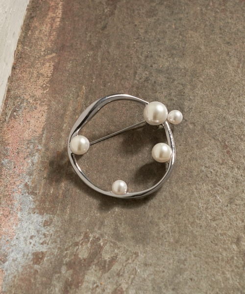 GOLDY(ゴールディ)の「ランダム パール サークル ブローチ(ブローチ/コサージュ・レディース・ゴールド/シルバー/ゴールド系その他/シルバー系その他・FREE)」の2枚目の写真