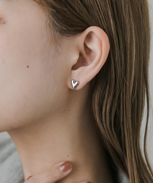 SMELLY(スメリー)の「ステンレスミニハートピアス(ピアス(両耳用)・レディース・シルバー・-)」の1枚目の写真