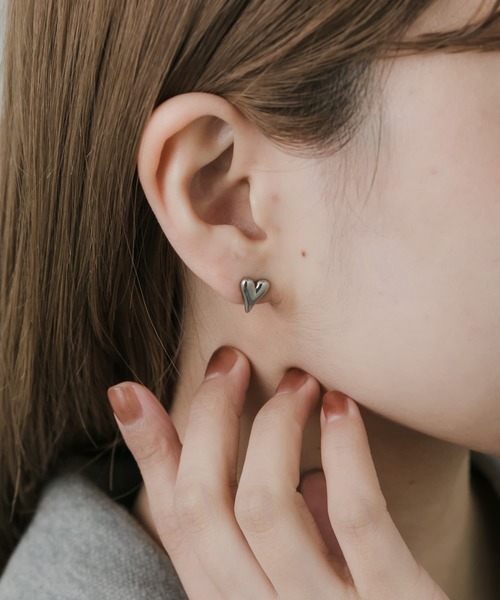 SMELLY(スメリー)の「ステンレスミニハートピアス(ピアス(両耳用)・レディース・シルバー・-)」の2枚目の写真