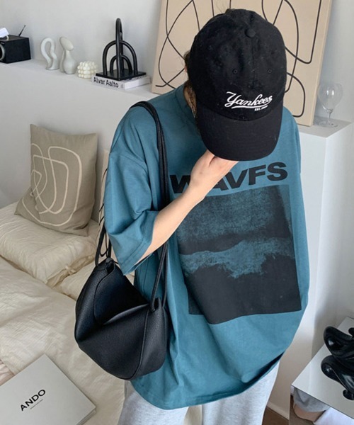SallyLunn(サリーラン)の「【コーデの主役に】フォトプリントロゴT(Tシャツ/カットソー・レディース・ダークグリーン/ホワイト/ダークブラウン・LARGE/MEDIUM)」の4枚目の写真