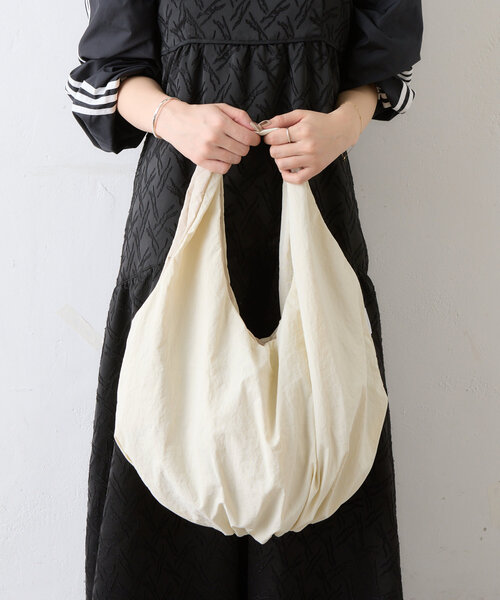 Actually（アクチュアリー）の「ナイロンギャザーマルシェバッグ（トートバッグ・レディース・アイボリー/ブラック/グリーン・0）」の11枚目の写真