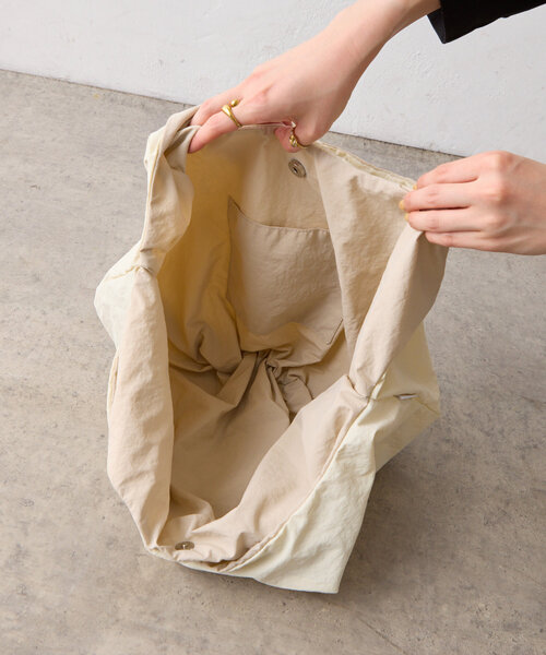 Actually（アクチュアリー）の「ナイロンギャザーマルシェバッグ（トートバッグ・レディース・アイボリー/ブラック/グリーン・0）」の7枚目の写真