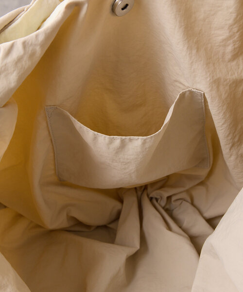 Actually（アクチュアリー）の「ナイロンギャザーマルシェバッグ（トートバッグ・レディース・アイボリー/ブラック/グリーン・0）」の4枚目の写真