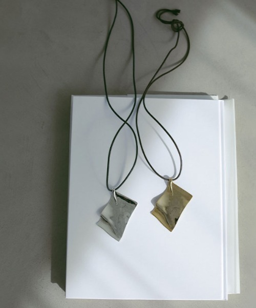 ETRE TOKYO（エトレトウキョウ）の「ディストーションレザーコードネックレス（ネックレス・レディース・シルバー/ゴールド・FREE）」の2枚目の写真