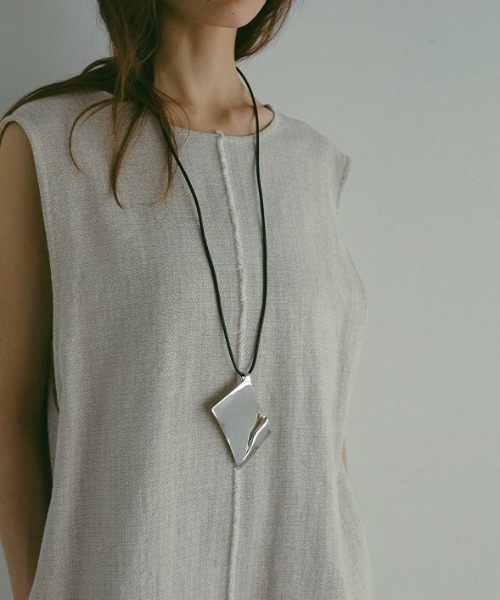 ETRE TOKYO（エトレトウキョウ）の「ディストーションレザーコードネックレス（ネックレス・レディース・シルバー/ゴールド・FREE）」の5枚目の写真