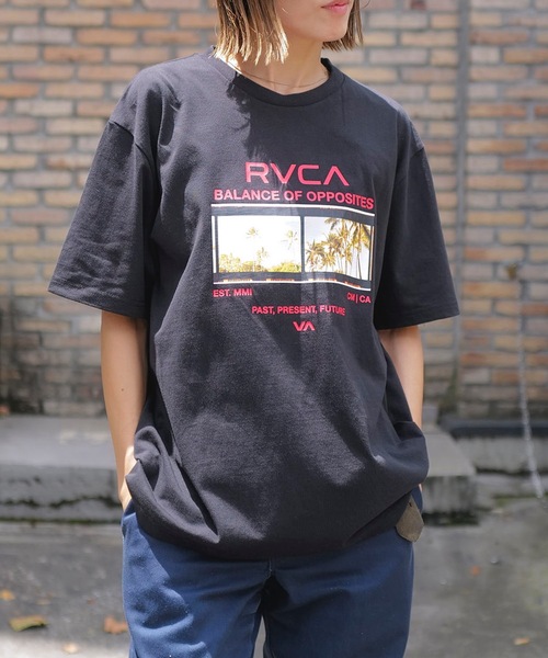 RVCA(ルーカ)の「RVCA メンズ CONACT SS Tシャツ 【2025年夏モデル】/ルーカフロントプリント半袖Tシャツ(Tシャツ/カットソー・メンズ・ブラック/ピンク系その他/ホワイト・SMALL/LARGE/X-LARGE/MEDIUM)」の1枚目の写真