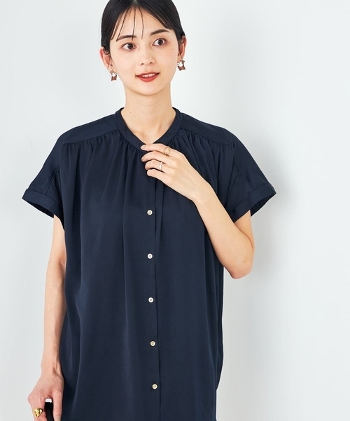 a.v.v（アーヴェヴェ）の「【接触冷感/UVカット/吸水速乾/イージーケア/洗える】サテンギャザーブラウス（シャツ/ブラウス・レディース・チャコールグレー/ミント/ネイビー/アイボリー/ダークインディゴブルー・36/34/38/40/42）」の4枚目の写真