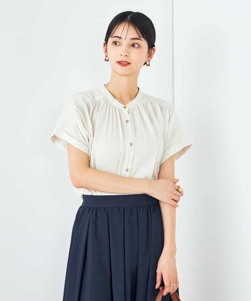 a.v.v（アーヴェヴェ）の「【接触冷感/UVカット/吸水速乾/イージーケア/洗える】サテンギャザーブラウス（シャツ/ブラウス・レディース・チャコールグレー/ミント/ネイビー/アイボリー/ダークインディゴブルー・36/34/38/40/42）」の2枚目の写真