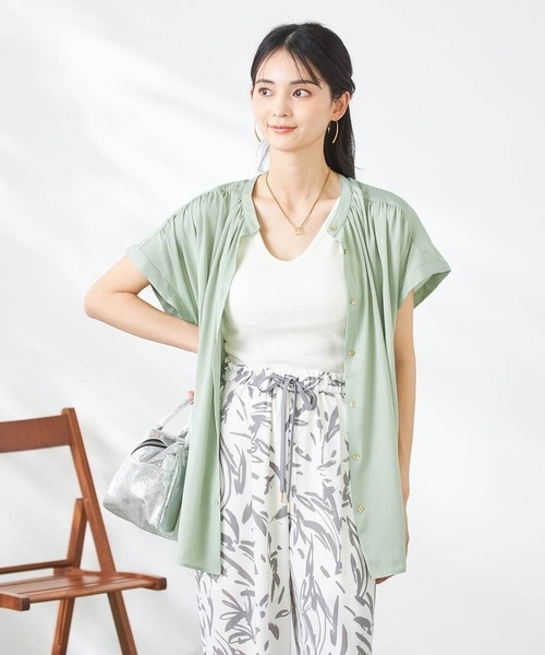 a.v.v（アーヴェヴェ）の「【接触冷感/UVカット/吸水速乾/イージーケア/洗える】サテンギャザーブラウス（シャツ/ブラウス・レディース・チャコールグレー/ミント/ネイビー/アイボリー/ダークインディゴブルー・36/34/38/40/42）」の15枚目の写真